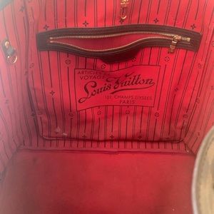 This is a classic Louis Vuitton neverfull tote damier GM. A classic color